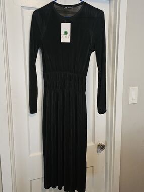 Zara Black Long-Sleeve Pleated Midi Dress